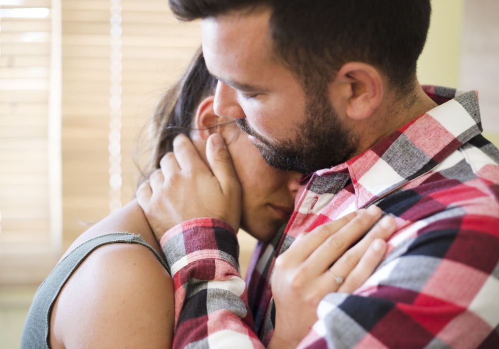 primo-piano-di-un-uomo-che-abbraccia-sua-moglie